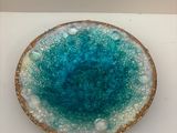 gros plan d'une assiette bleue et blanche sur une table