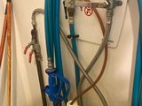 un réservoir d'eau et un tuyau accroché au mur