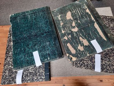 deux livres posés sur une table