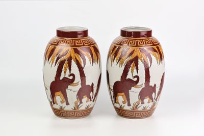paire de vases asiatiques représentant des éléphants et des palmiers sur fond blanc