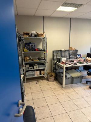 une pièce contenant un bureau, des étagères et une chaise