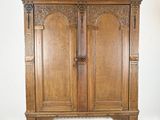 une grande armoire en bois surmontée d'une porte
