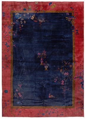 un tapis bleu et rouge à motifs floraux