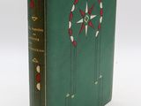 un vieux livre vert dont la couverture est ornée d'un motif rouge et blanc