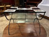 une table en verre sur laquelle sont posées quatre assiettes, au milieu d'une pièce