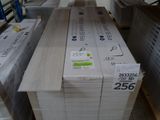 de nombreuses piles de cartons empilés les uns sur les autres