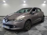 la voiture grise est garée sur un sol en damier dans le garage