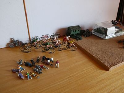 beaucoup de petits jouets par terre, près d'un mur