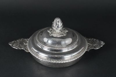 Bouillon couvert en argent. Le corps à oreilles rocaille orn… - Photo 1