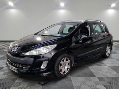 la petite voiture noire est garée dans le garage sur un sol en damier