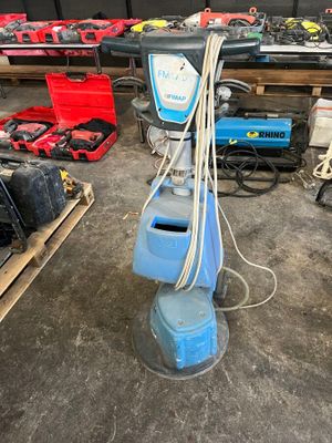 une machine posée sur le sol du garage
