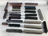 un grand nombre de trains miniatures qui se trouvent sur la table