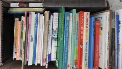 un grand nombre de livres qui se trouvent dans une boîte