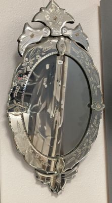 un miroir accroché au mur dans lequel on voit une image
