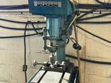 une machine posée sur une table dans une pièce