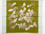 foulard en soie représentant une volée de poules et de coqs sur fond vert