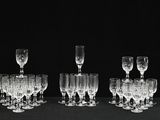 de nombreux verres à vin alignés sur une table noire