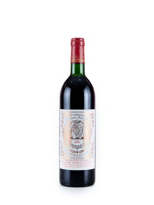 une bouteille de vin rouge posée sur une table blanche