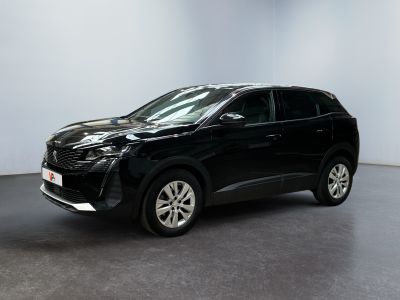 un SUV noir garé dans une pièce aux murs blancs