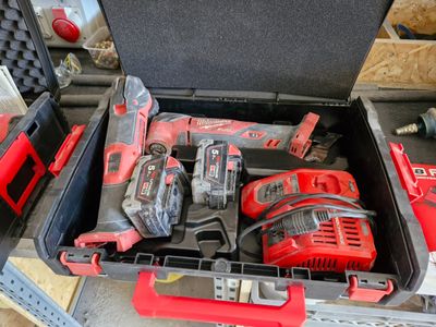 une boîte à outils avec des outils sur le sol