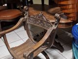 deux chaises et une table posées à même le sol dans une pièce