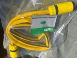 un tuyau jaune emballé dans un sac en plastique