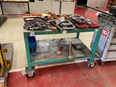 un établi avec de nombreux outils