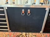 une armoire noire munie de deux poignées métalliques