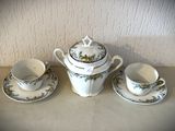 trois tasses et soucoupes posées sur une table