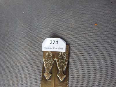 une photo d'une plaque métallique sur laquelle figurent une paire de mains