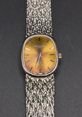 une image représentant une montre-bracelet avec un cadran jaune sur un fond noir