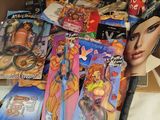 une boîte remplie de jouets et de livres posée sur une table