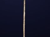 une image représentant un bâton métallique muni d'un long manche, sur fond bleu