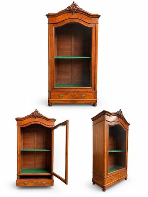 quatre meubles, dont une bibliothèque, un meuble de rangement et un miroir