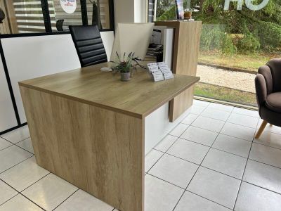 un bureau avec une chaise devant une fenêtre