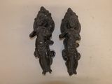 deux figurines assises sur une table