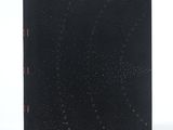 un gros plan sur un livre noir parsemé de points