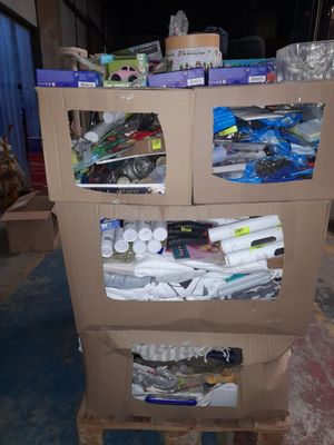 un carton sur lequel sont posés de nombreux objets