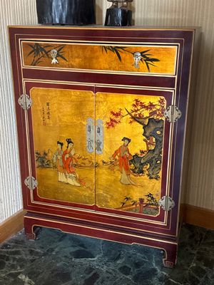 une armoire ornée d'un tableau, placée dans un coin de la pièce