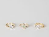 trois bagues en or serties de diamants et d'émeraudes