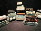 un grand nombre de trains miniatures posés sur une table