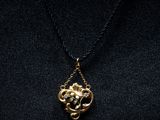 une femme portant un t-shirt noir et un collier en or