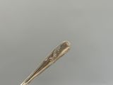 quelqu'un tient une cuillère sur laquelle se trouve un morceau de gâteau