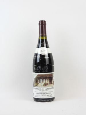 une bouteille de vin posée sur une table