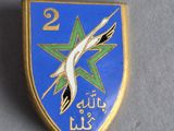 une image représentant un insigne bleu et or orné d'un oiseau