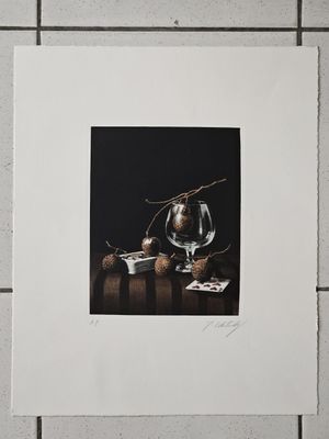 une image représentant un verre de vin et des noix posés sur une table