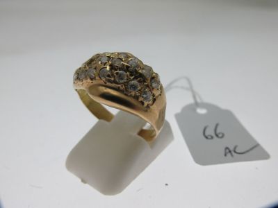 une photo d'une bague en or et diamants sur laquelle figure une étiquette de prix