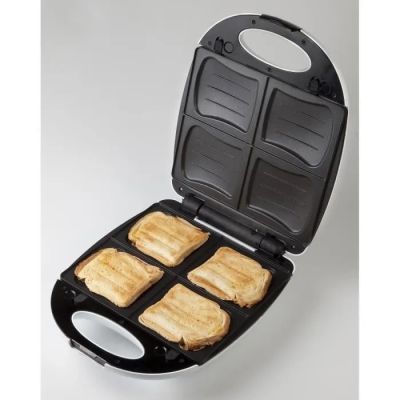 un gros plan d'un grille-pain contenant quatre tranches de pain