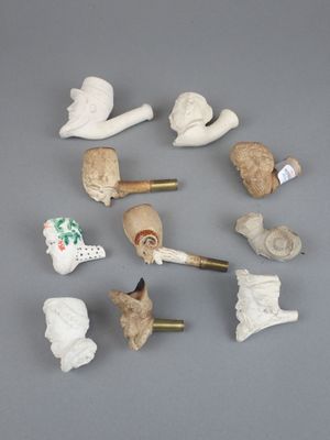beaucoup de petits objets posés sur une table