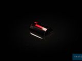 un gros plan d'une pierre rouge sur une surface noire